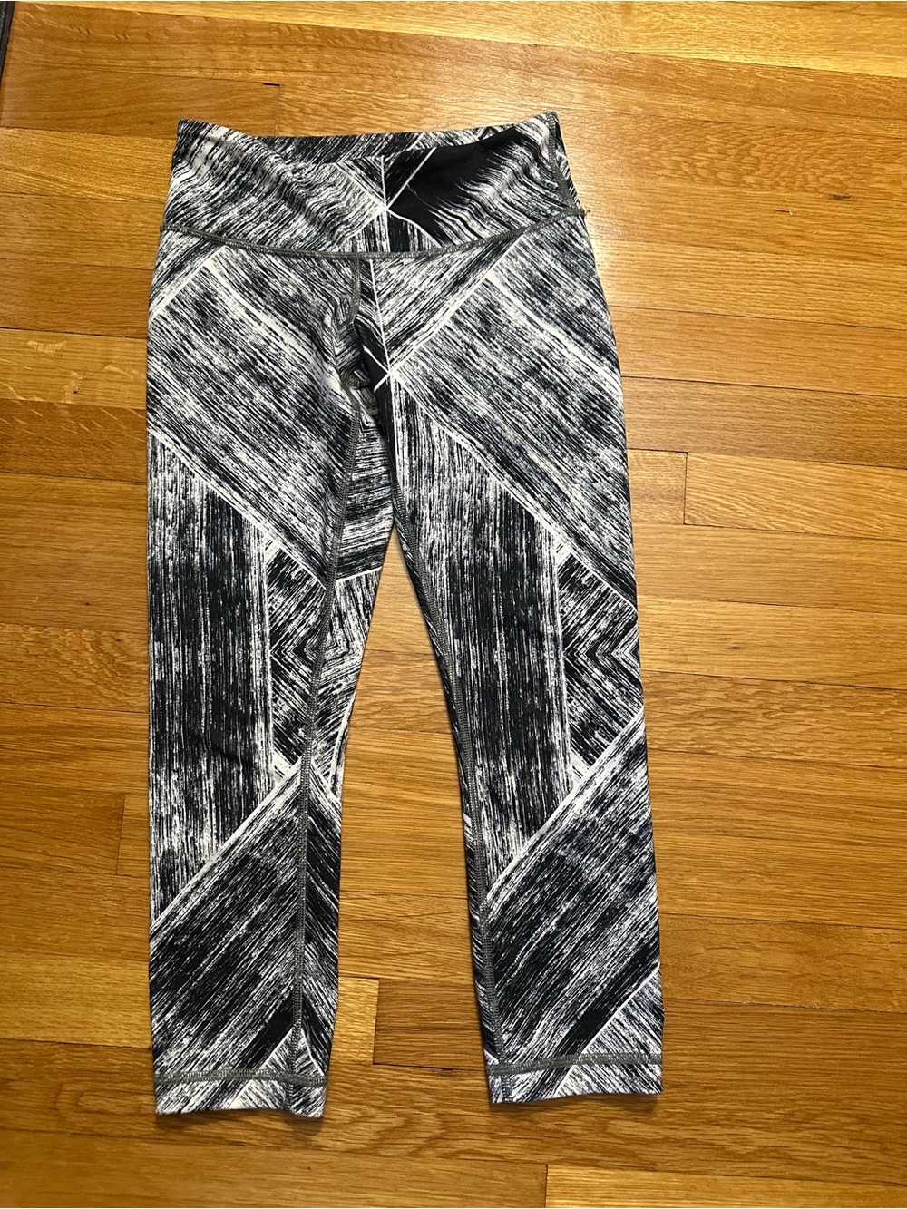 lululemon athletica Black & White Geometric Capri Leggings size 4 GUC